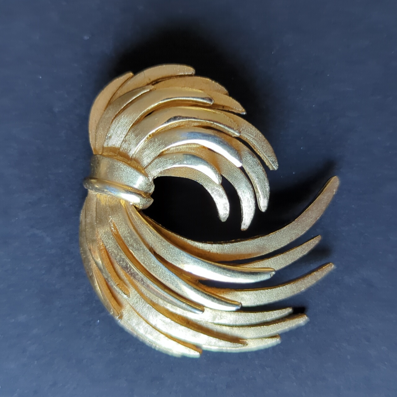Vintage Bsk Brooch Feather Wing C Locking Clasp Pin Brush Gold Colored